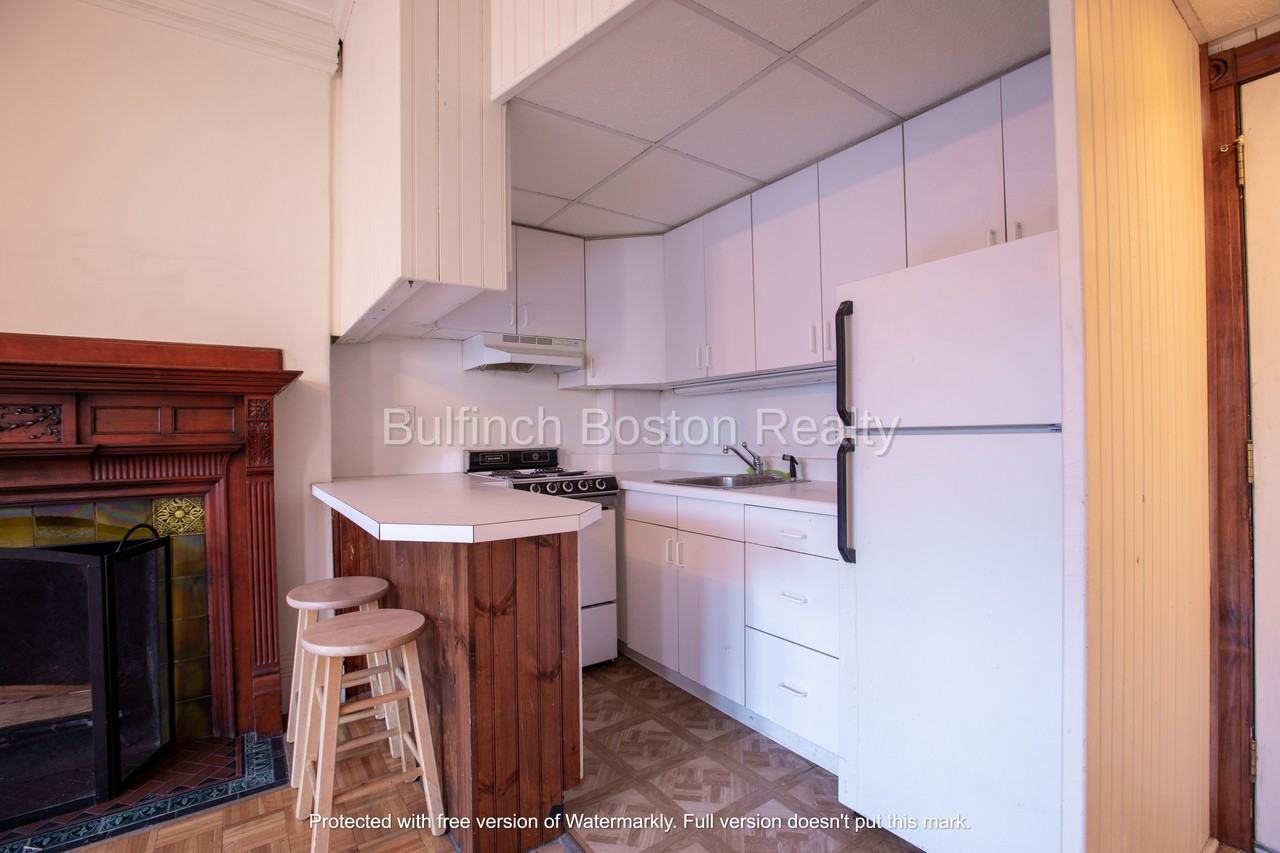 290 Newbury St - Photo 2 of 6