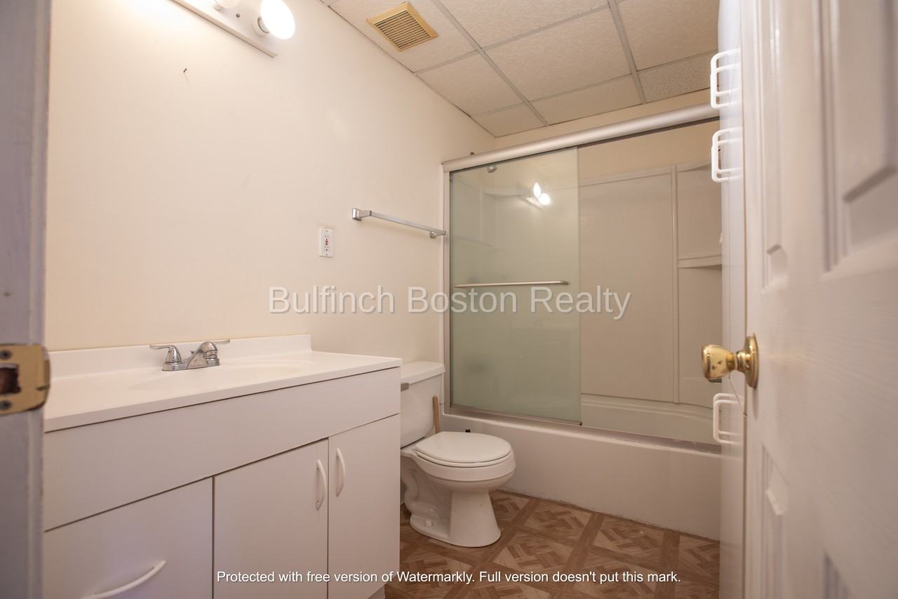 290 Newbury St - Photo 3 of 6