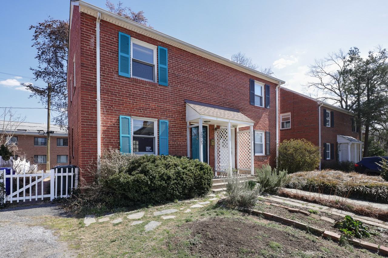 2025 N Smythe St - Photo 3 of 29