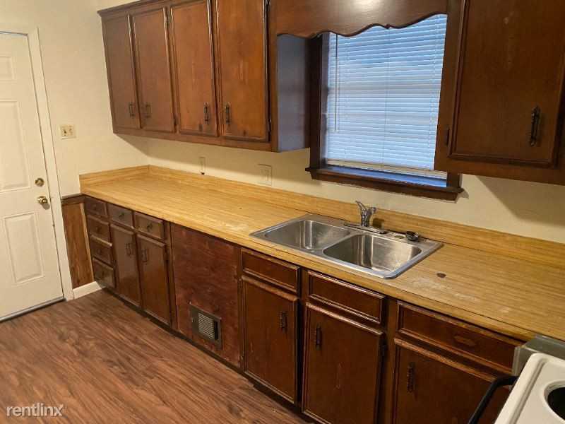 3145 Woodview Dr - Photo 3 of 15