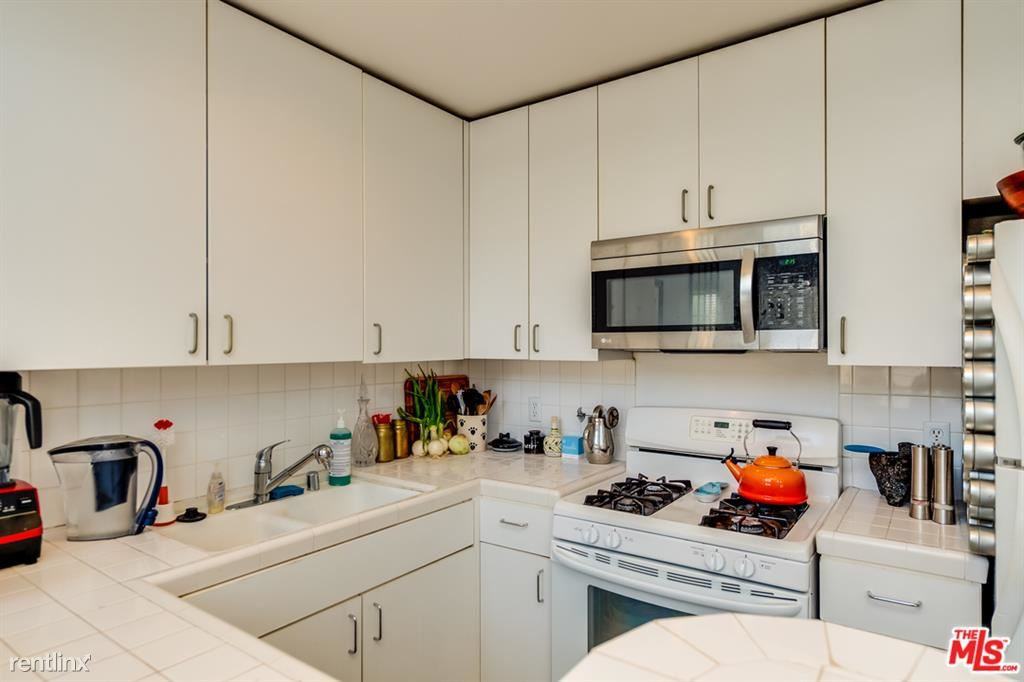 114 Fleet St - Photo 2 of 7