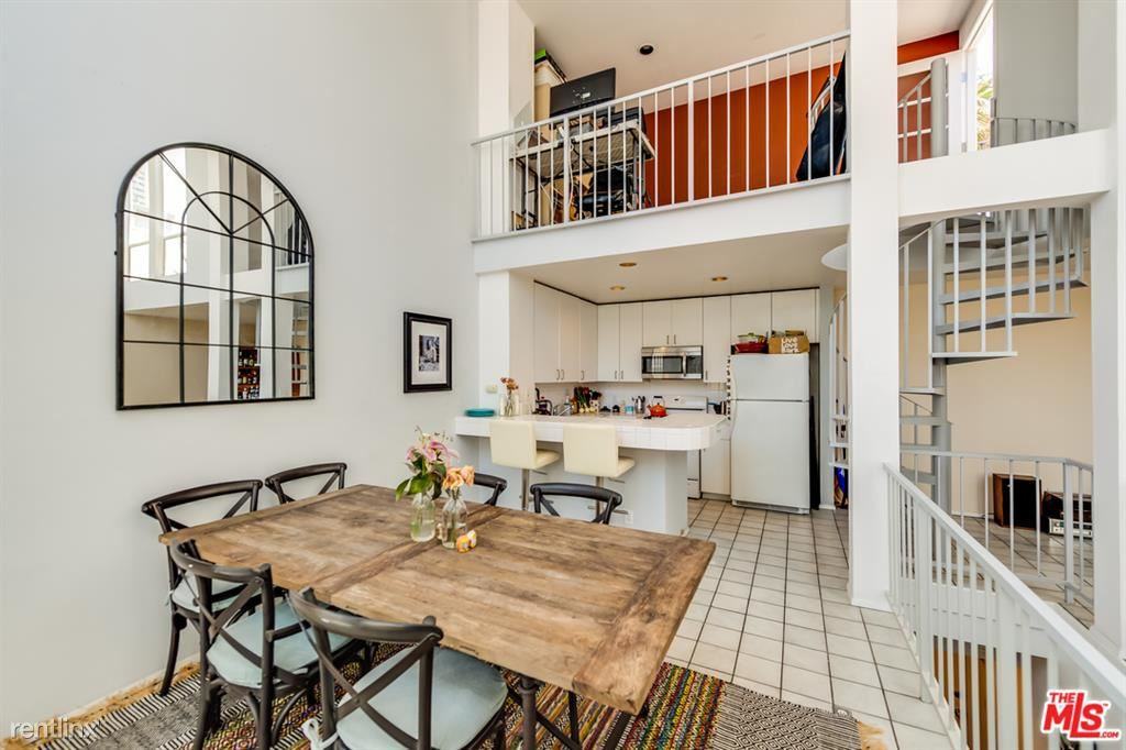 114 Fleet St - Photo 3 of 7