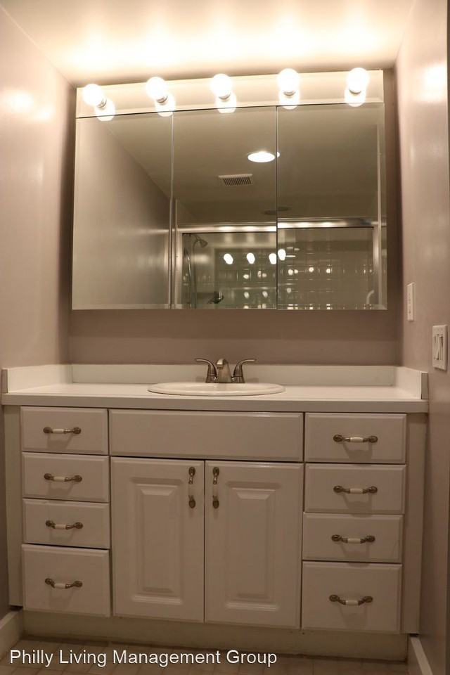 1420 Locust St - Photo 3 of 23