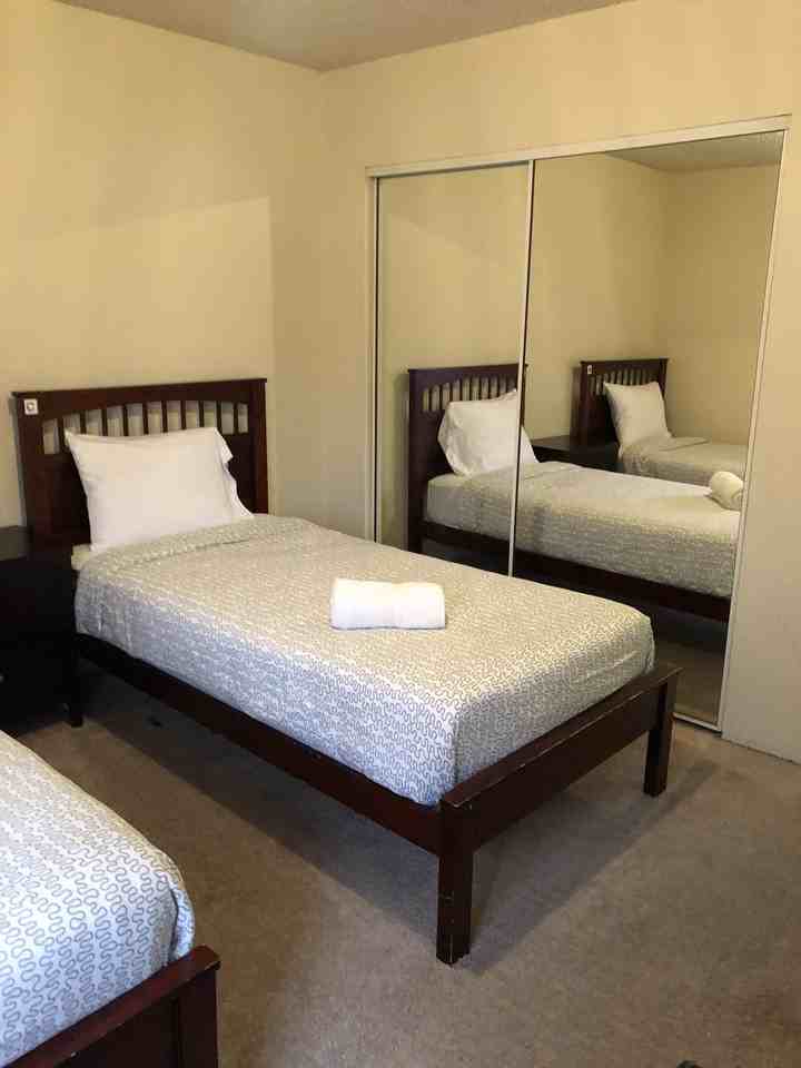 Cozy shared bedroom walking distance to UCLA - Photo 4 of 9