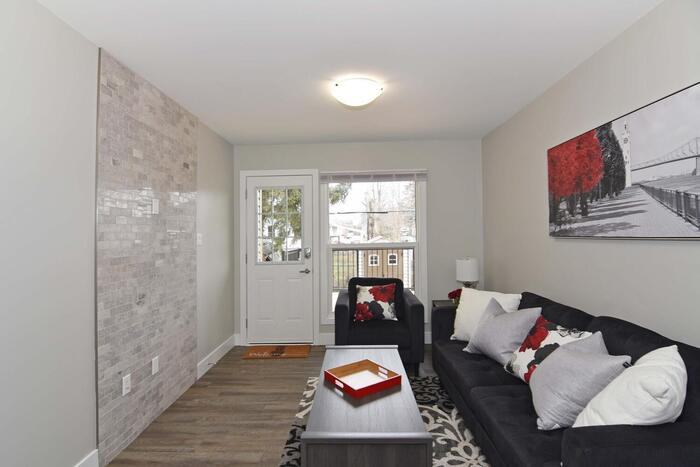 326 Manitoba St #B - Photo 2 of 7