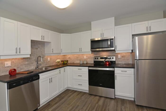 326 Manitoba St #B - Photo 3 of 7