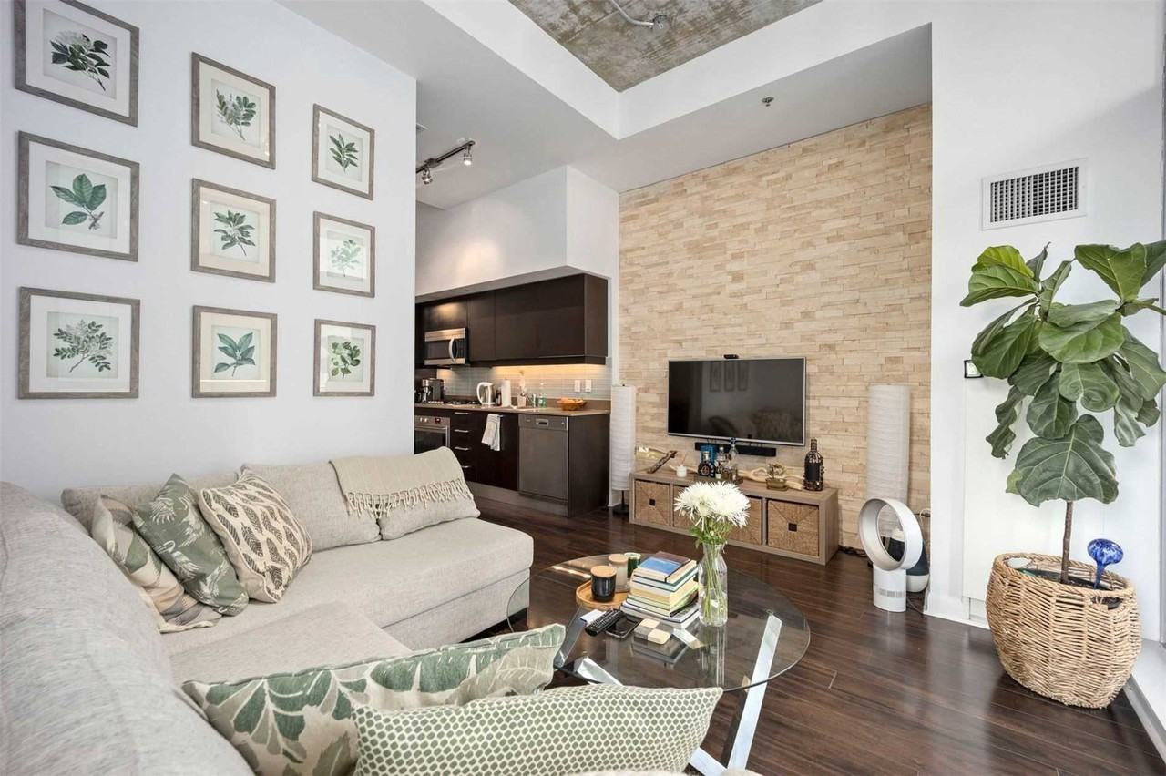 375 King Street West #1604