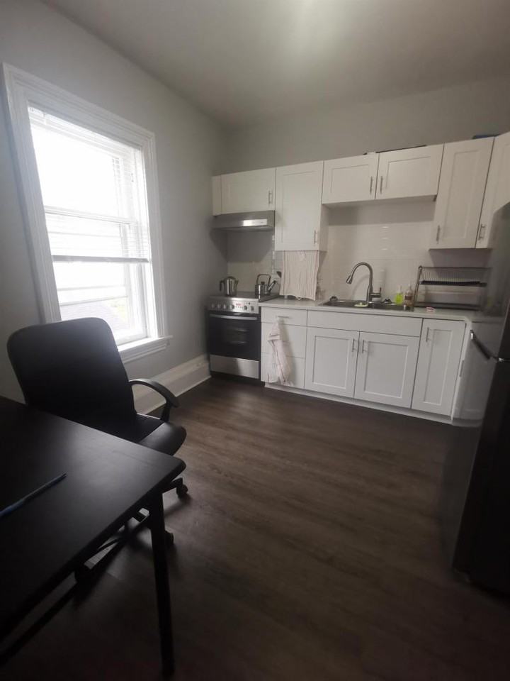 216 John Street North - Photo 3 of 10