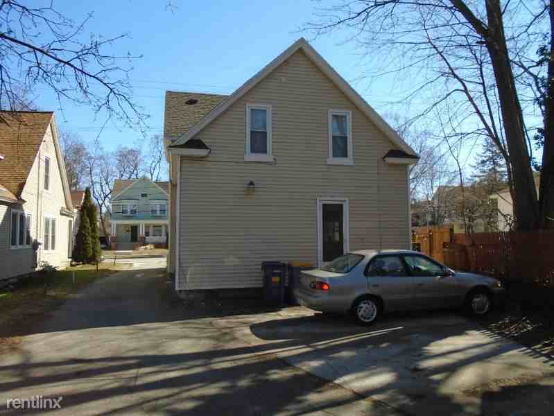 209 Fuller Ave Se - Photo 3 of 23