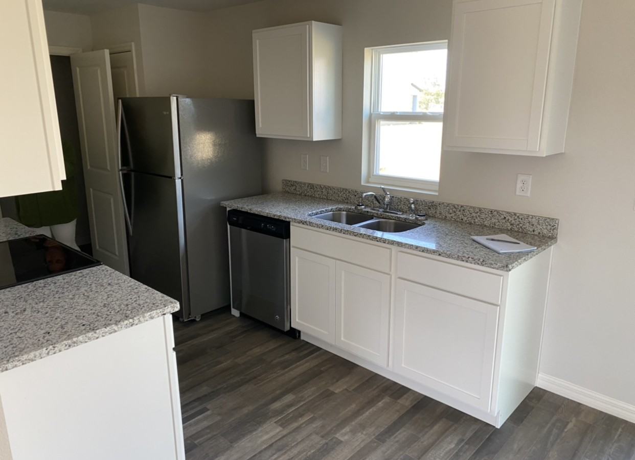 27017 Wakefield Dr - Photo 3 of 4