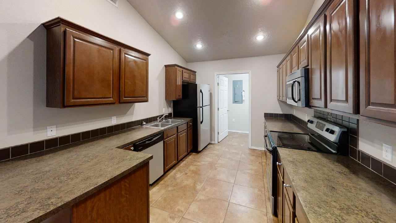 1105 W 15Th St - Photo 3 of 12