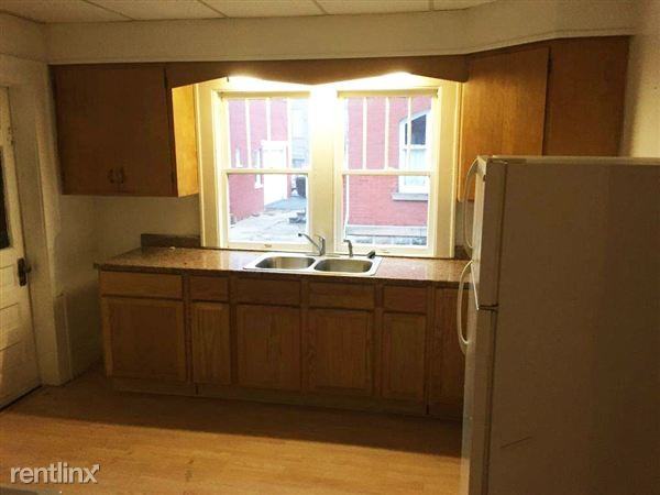 110 W Erie St - Photo 2 of 9