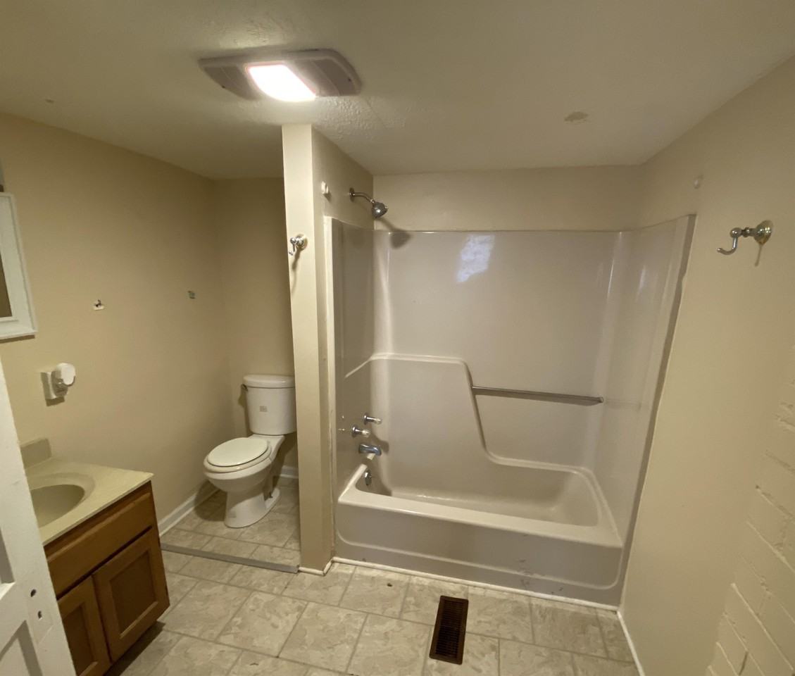 1115 8th St - Photo 6 of 7