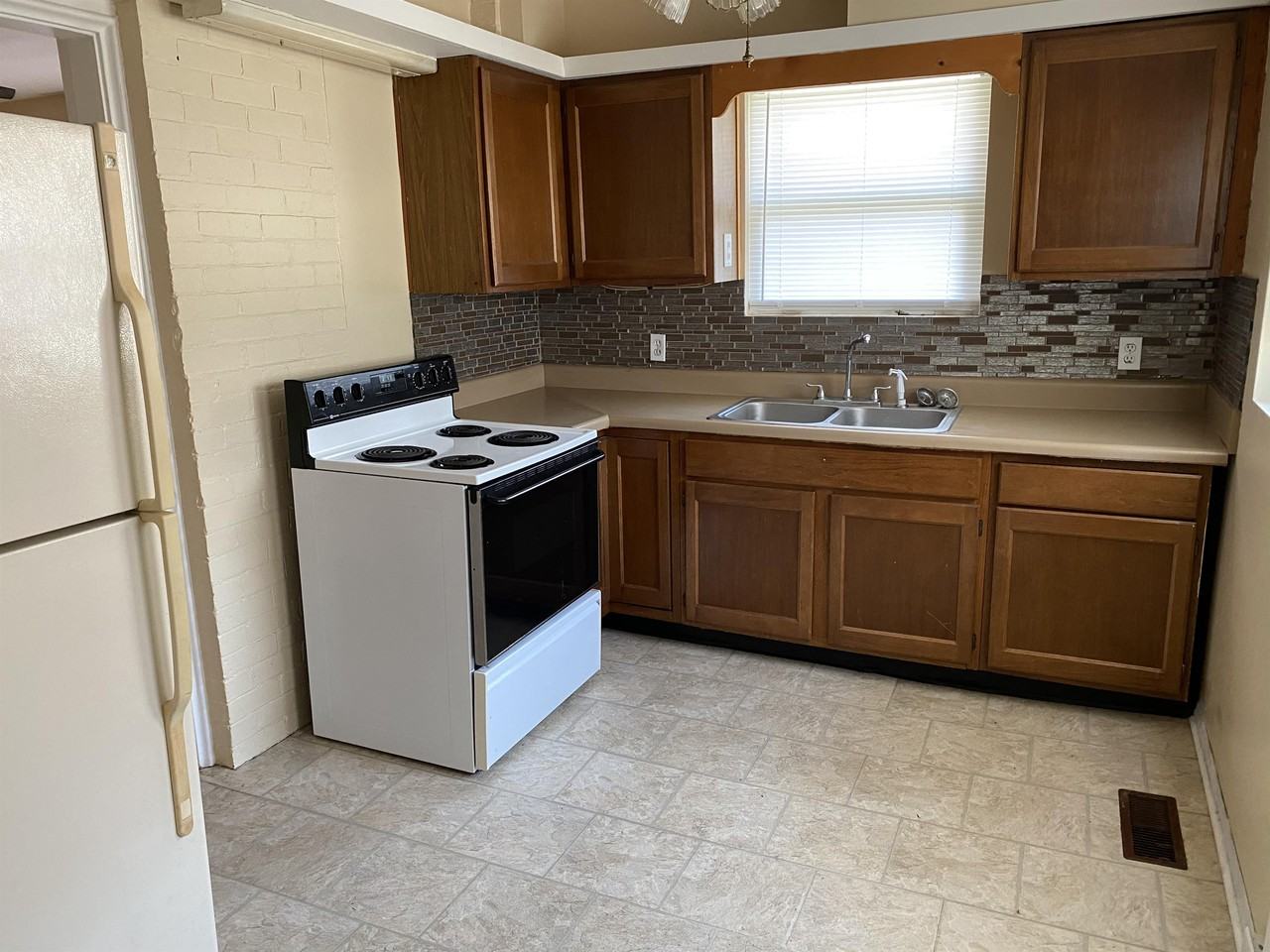 1115 8th St - Photo 5 of 7