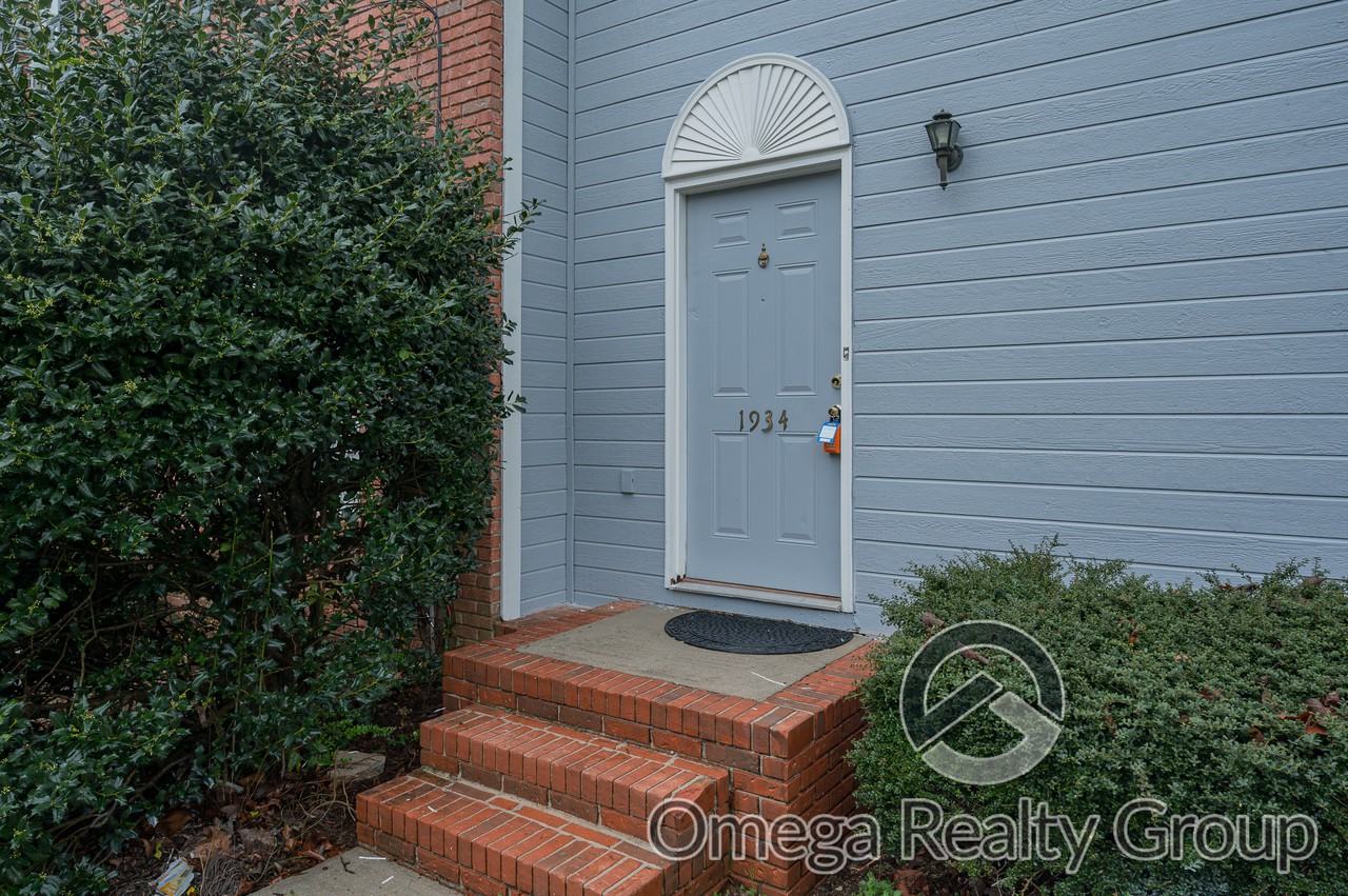 1934 Live Oak Trce - Photo 3 of 46