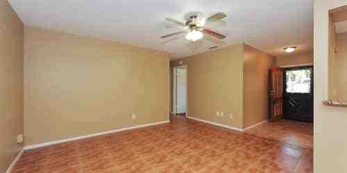 115 Irwin St W - Photo 2 of 14