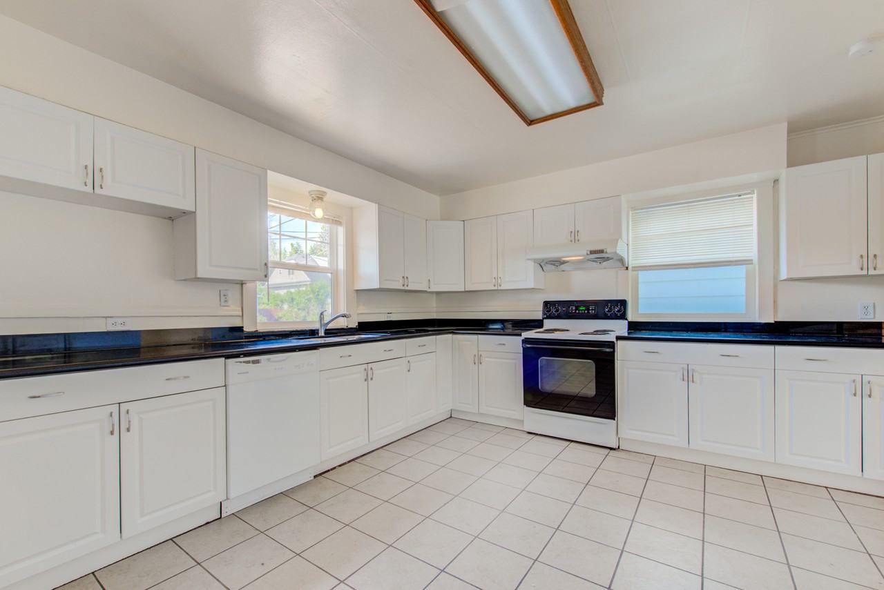 2704 Ne Blakeley St #1 - Photo 5 of 31