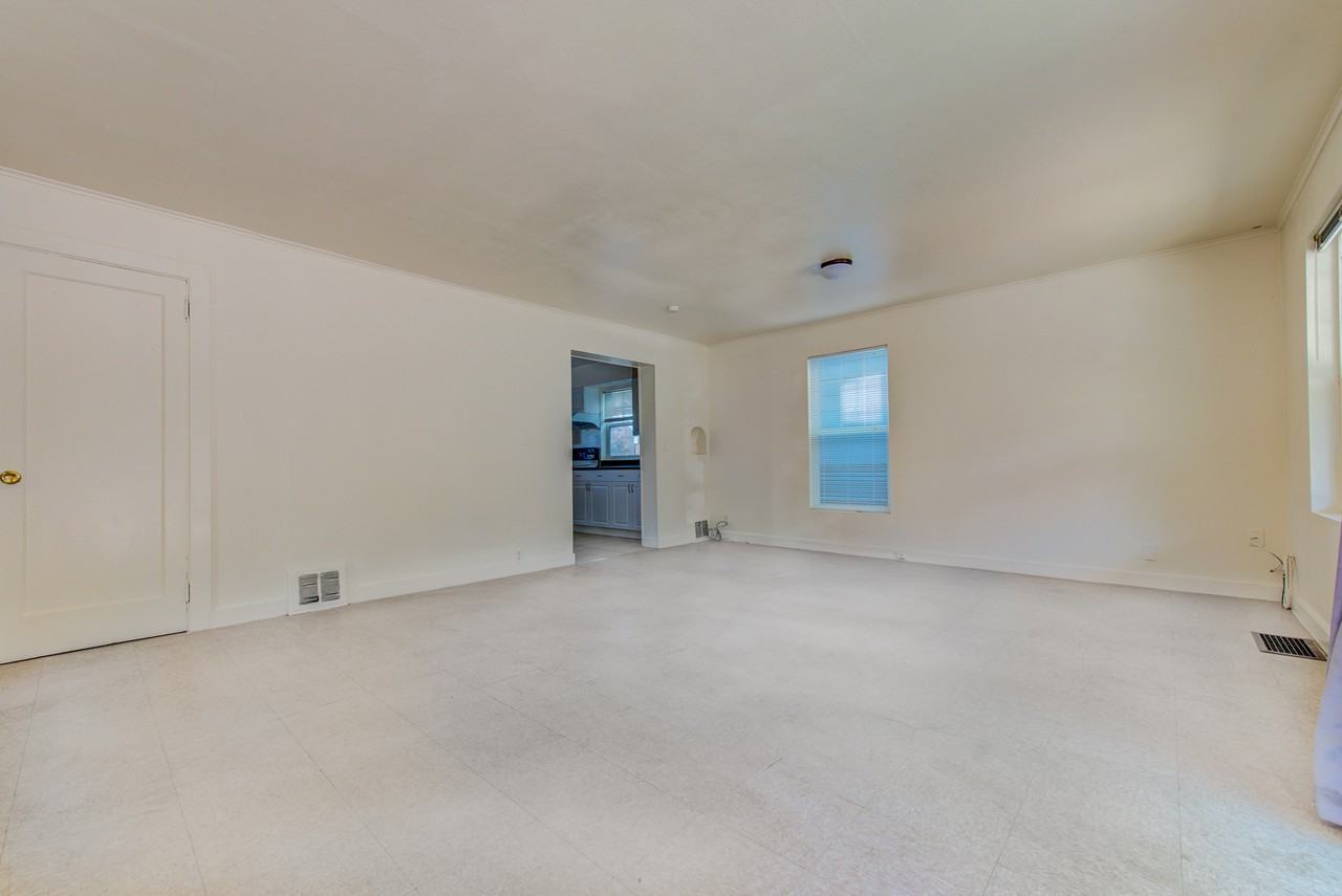 2704 Ne Blakeley St #1 - Photo 3 of 31