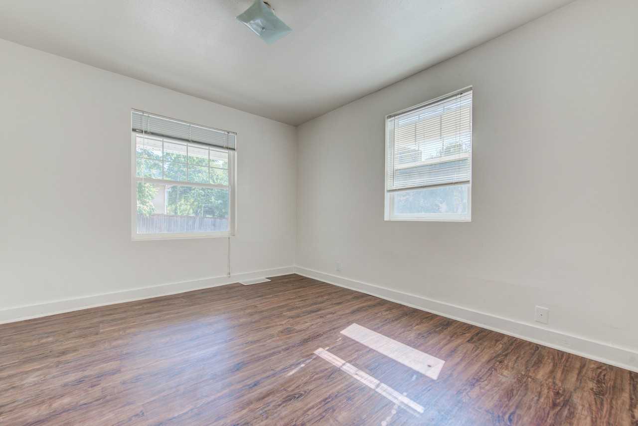 2704 Ne Blakeley St #1 - Photo 6 of 31