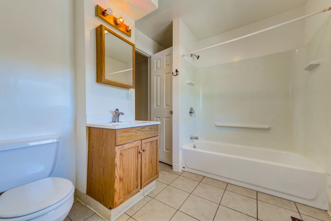 2704 Ne Blakeley St #1 - Photo 7 of 31