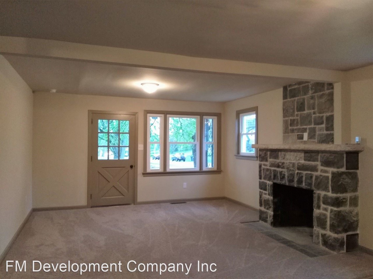 728 Oak Ct - Photo 3 of 8