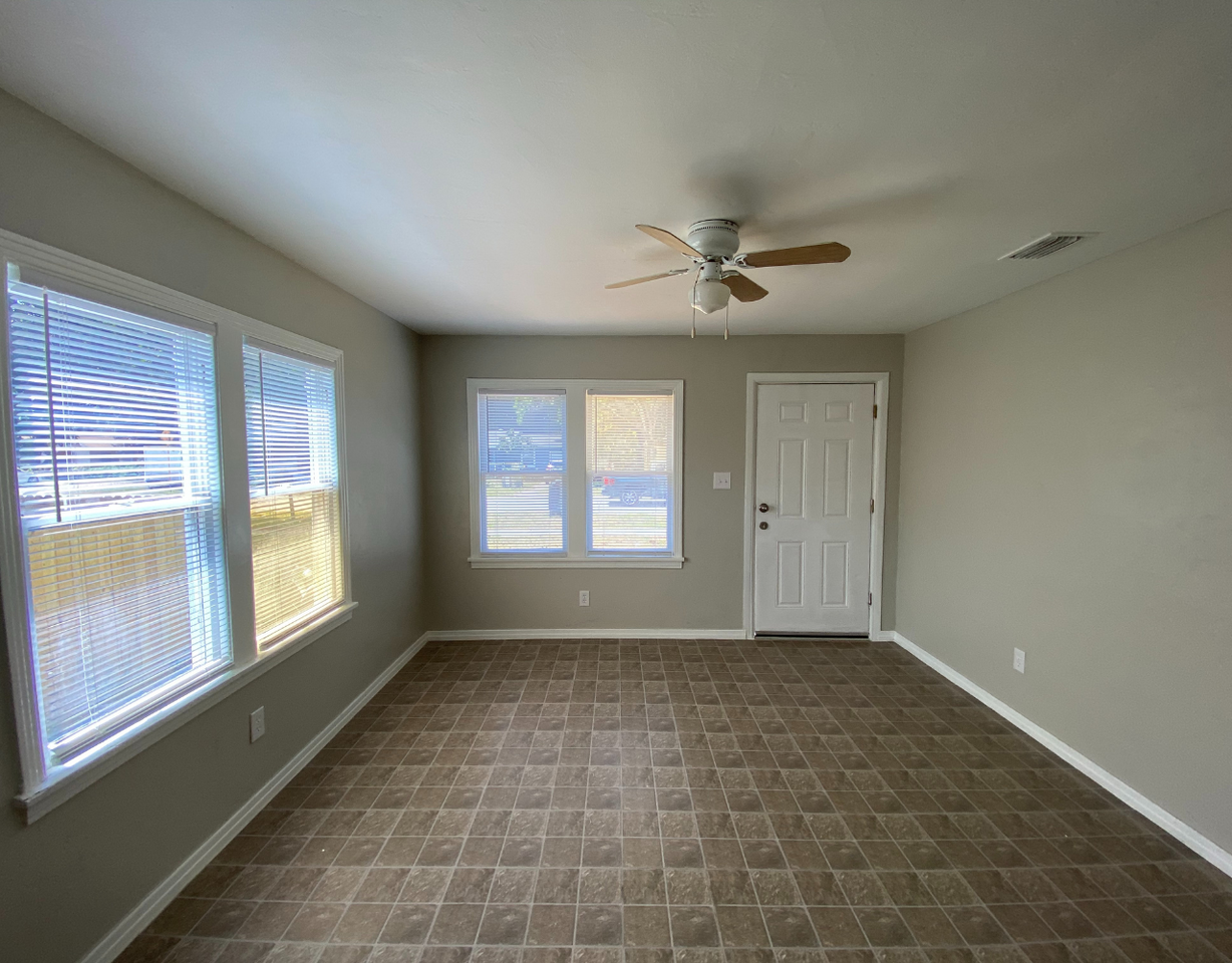 5011 40th St N - Photo 2 of 7