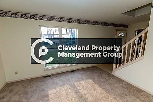 9805 Wellesly Blvd - Photo 3 of 10