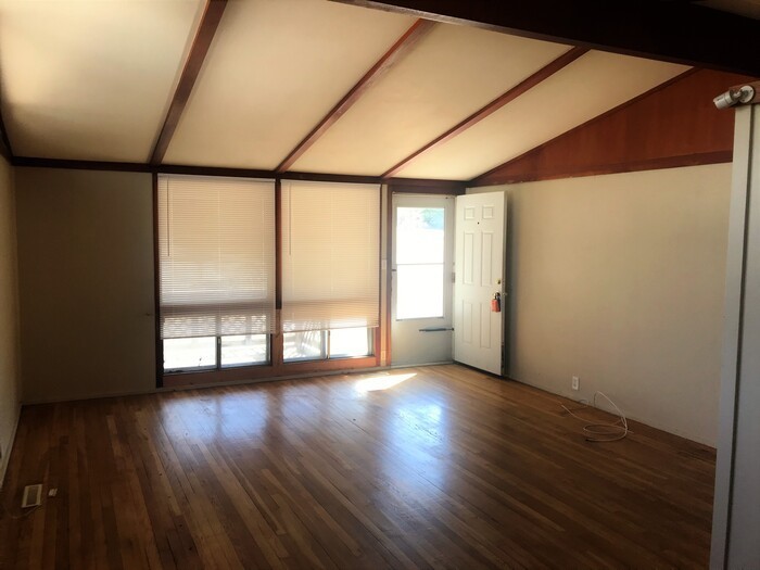 3022 Farley Ave - Photo 2 of 8