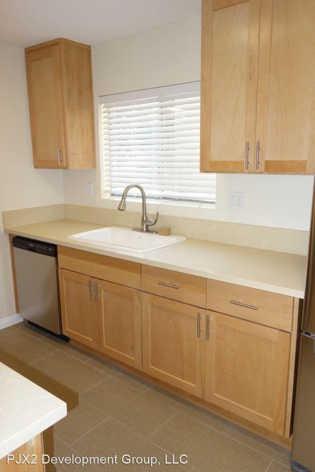 3656 Clarington Avenue - Photo 3 of 15