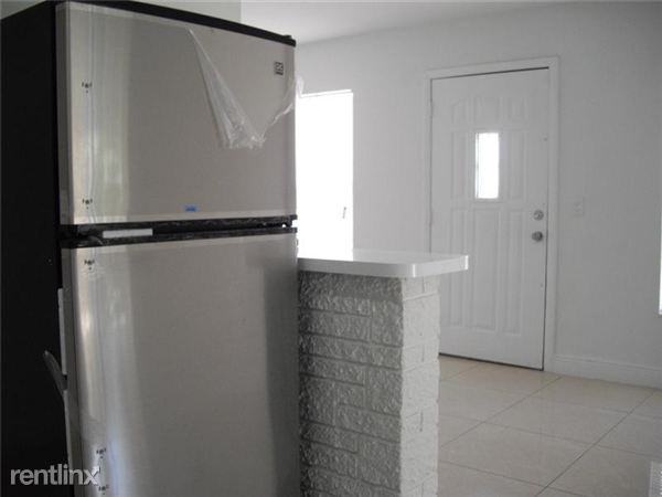 633 NW 20th St - Photo 2 of 8