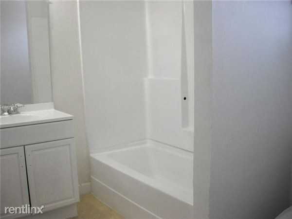 633 NW 20th St - Photo 3 of 8