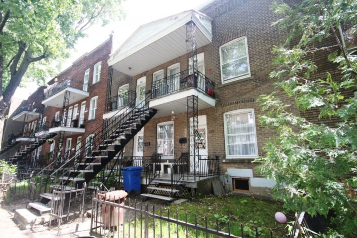 3 closed bedroom apartment located 2 minutes walk from metro Verdun