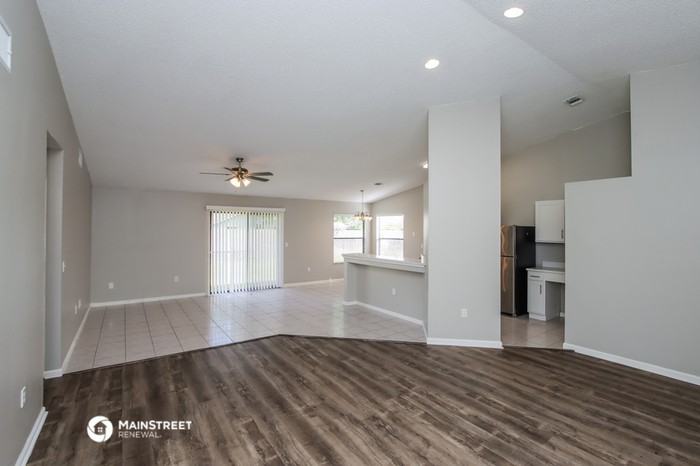 1228 Sleepy Hollow Ln - Photo 3 of 16