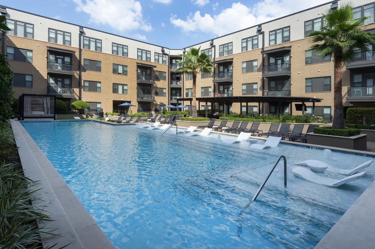 Pearl Midlane River Oaks - Photo 4 of 43