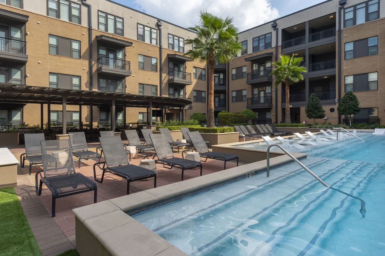 Pearl Midlane River Oaks - Photo 3 of 43