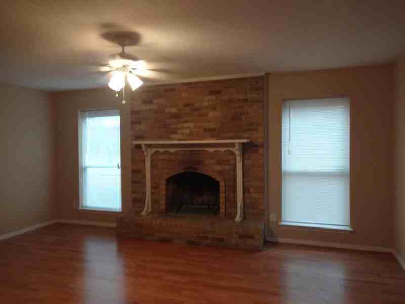 1306 Oakbluff Dr - Photo 2 of 12