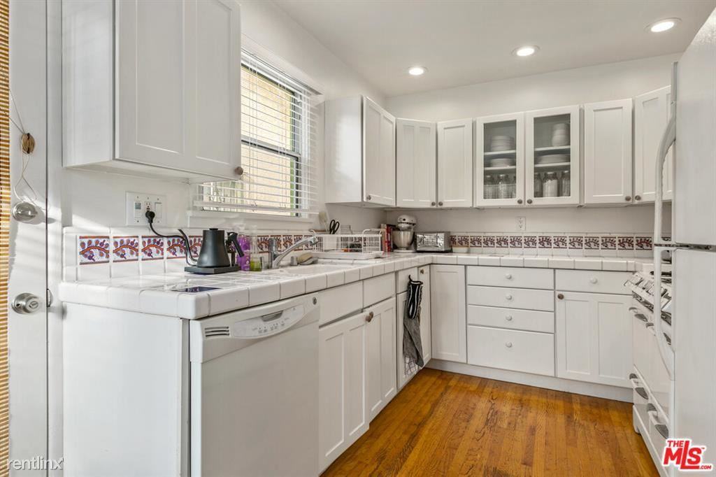 908 Venezia Ave - Photo 3 of 10