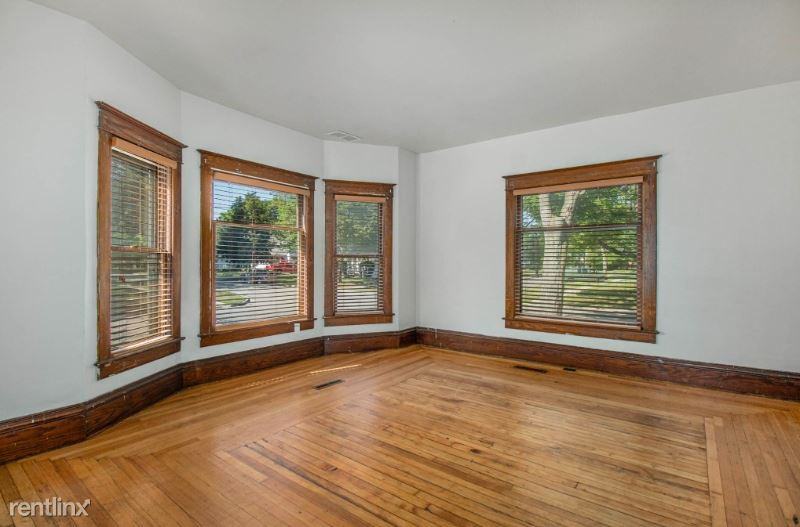 221 S Pine St - Photo 2 of 31