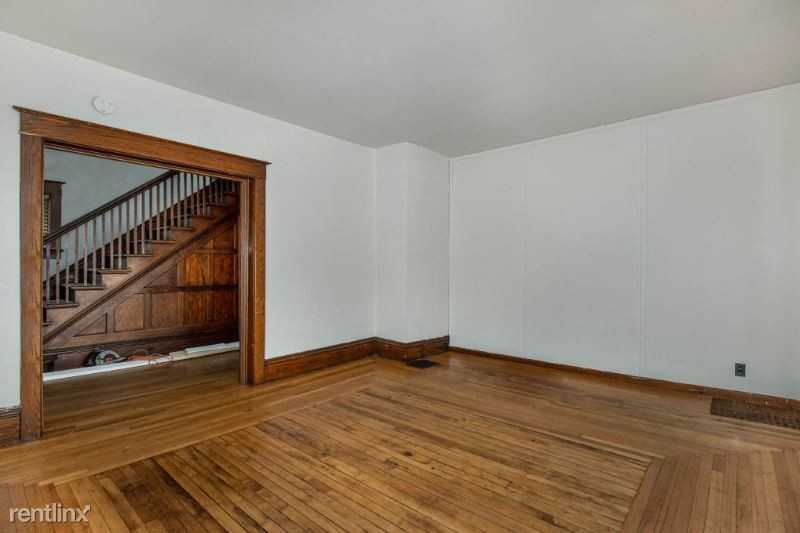 221 S Pine St - Photo 3 of 31