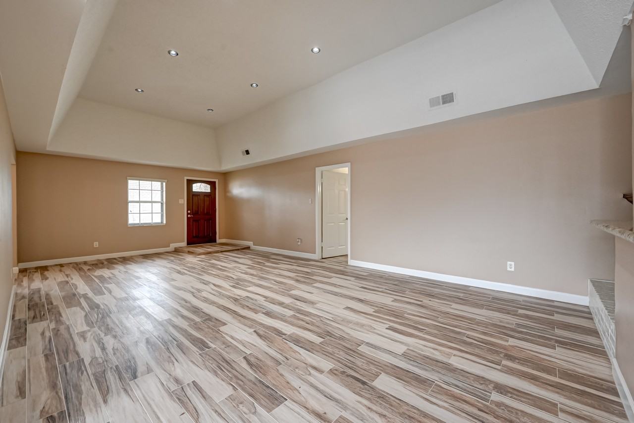 1902 Sedgie Dr - Photo 4 of 17