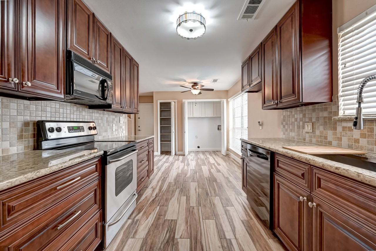 1902 Sedgie Dr - Photo 7 of 17