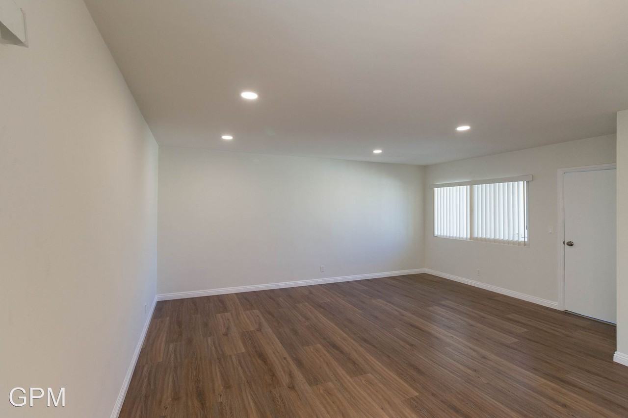 12828 Oxnard St - Photo 3 of 12