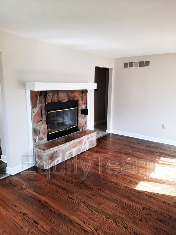 4466 Leslie Ave - Photo 3 of 18