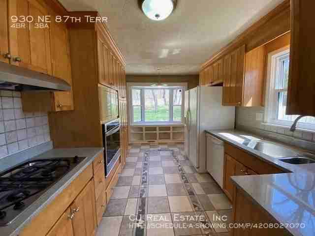 930 Ne 87th Ter - Photo 3 of 11