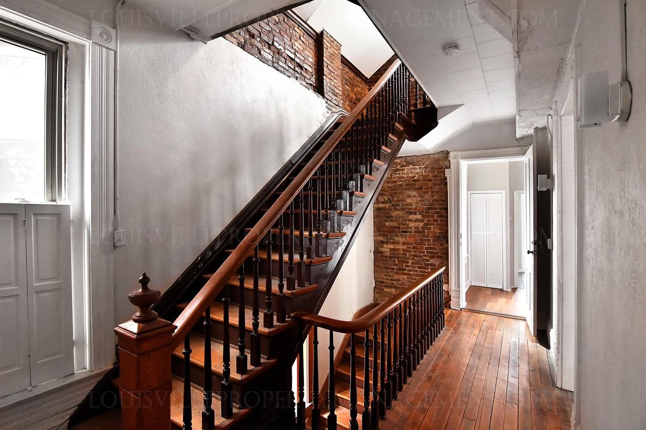 607 W Saint Catherine St #2 - Photo 2 of 18