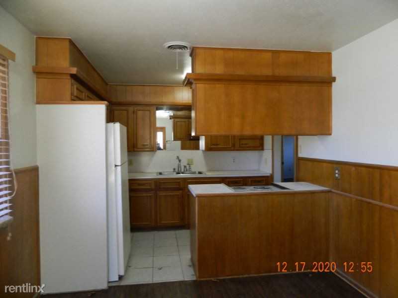 2410 2410 33rd St B - Photo 3 of 24