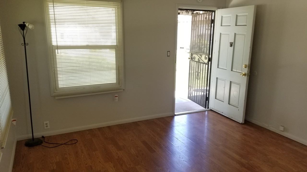 8579 Bennett Ave - Photo 2 of 9