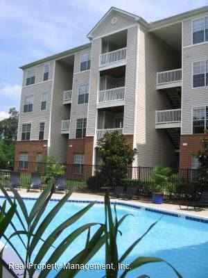 300 Riverbend Dr, - Photo 2 of 7