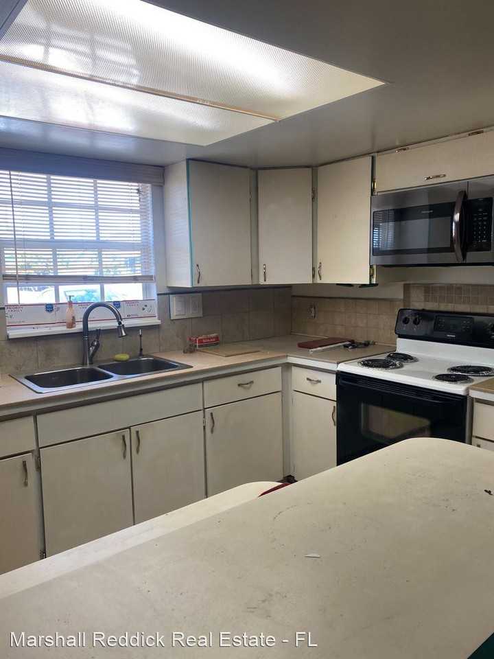 1111 SE 9th Ct - Photo 3 of 8