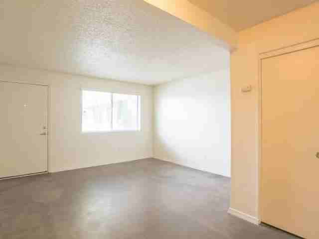 501 E Willetta St - Photo 4 of 12